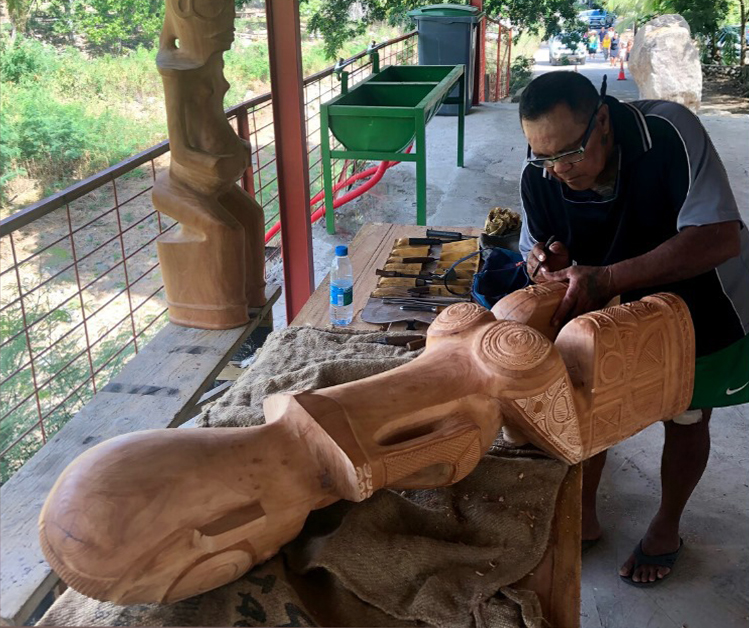 Artiste fabricant un Tiki Polynésien